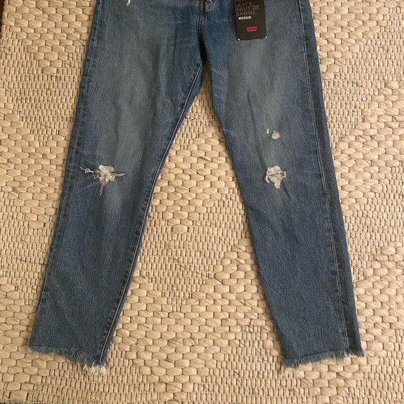 NWT Levi Wedgie jeans - Picture 2 of 2